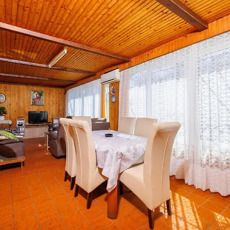 Srebrnjak Apartment *