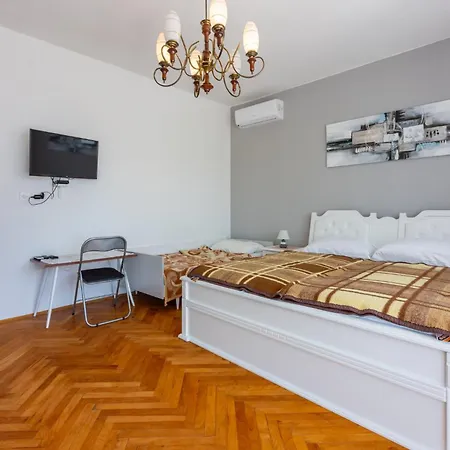 Srebrnjak Apartment *